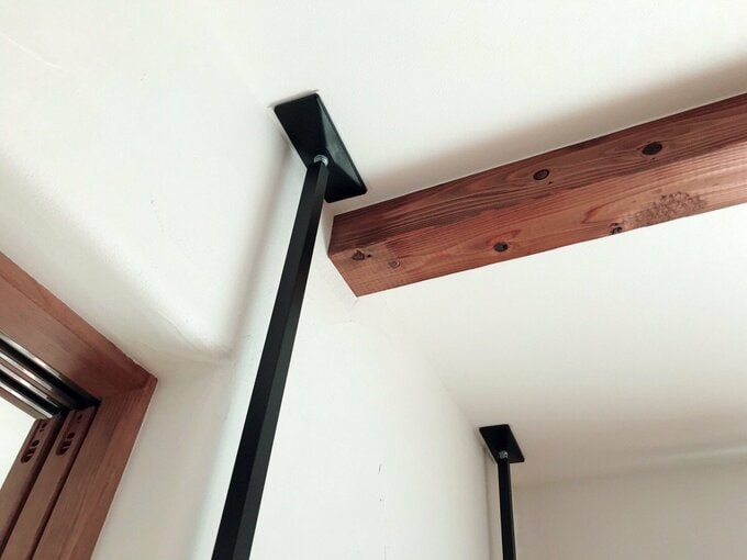 つっぱり式のワイヤーシェルフ