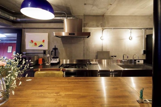 ステンレスキッチンに似合う躯体現しの壁