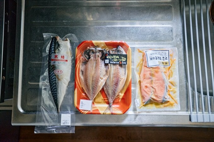 キッチンの作業台に魚が置いてある