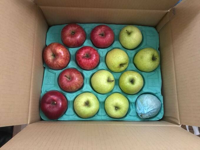 箱にたくさんのリンゴ