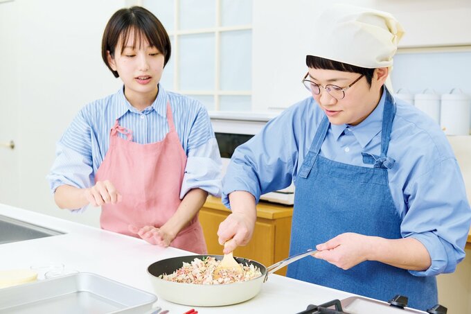 具材を混ぜる近藤春奈さんと長谷川あかりさん