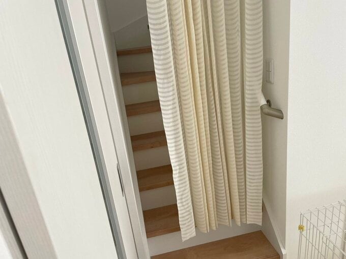 リビング階段に取りつけたカーテン