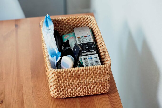 カゴにリモコンなど