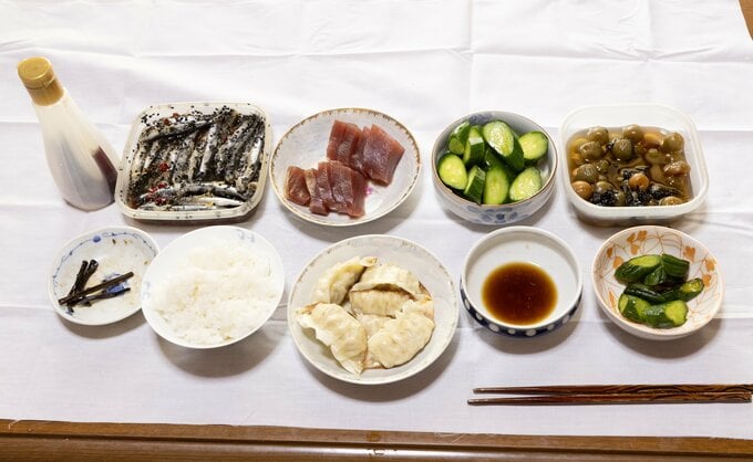 大好物のギョーザが並ぶ食事