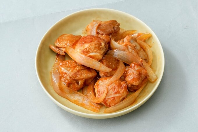 鶏もも肉と玉ねぎのケチャップ炒め