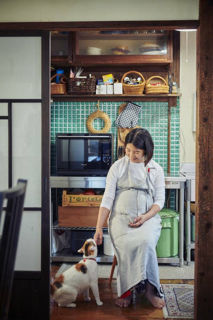 猫と女性