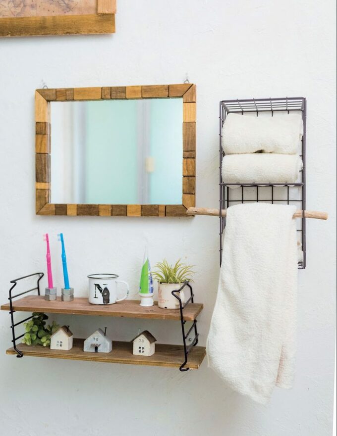 鏡タオルラックに歯ブラシ