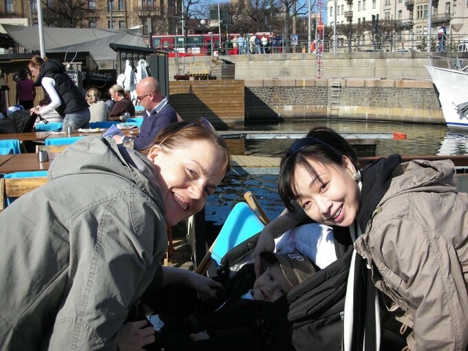 2人の女性と赤ちゃん