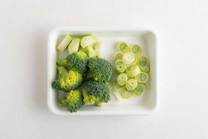 カットしたブロッコリーとネギ
