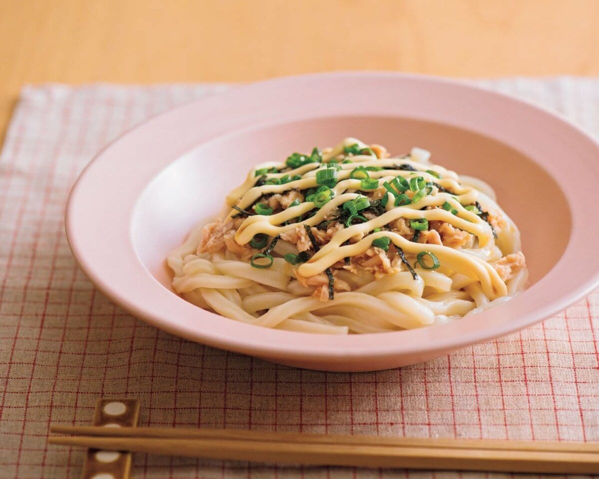 ポン酢でさっぱりツナマヨうどん。チンして材料をのせるだけ