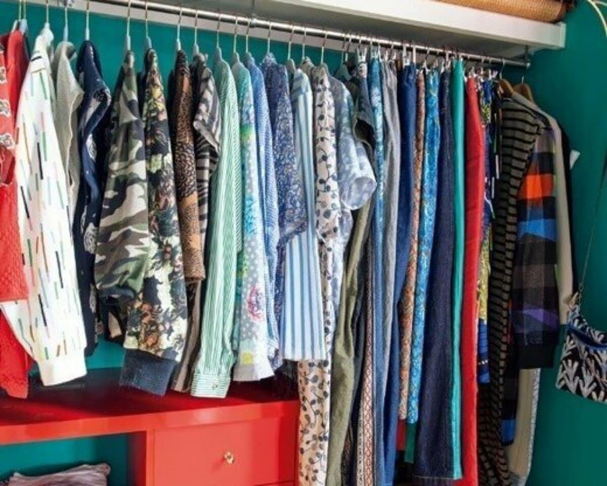 50代、簡単DIYで「クローゼット」がすっきり。扉にフックをつけて服の 