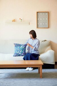 北欧ブルーのクッションでリビングのソファがぐんと涼しげに