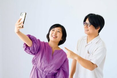 40代50代、「自撮りがあか抜ける」3つのポイント。二重アゴが目立たない写り方とは