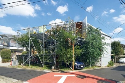 小さな森みたいな外観の家を、アンガールズ田中さんが訪問