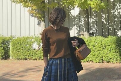 50代「ユニクロのニット」で12月の予定別コーデ3つ。“上品で動きやすい”は正義