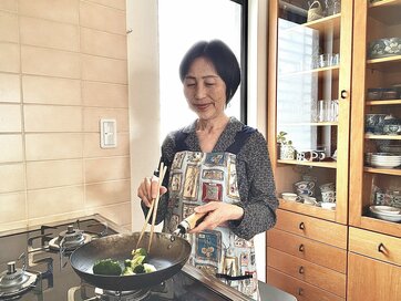60代夫婦ふたり暮らし「フライパンは2つで十分」。手放したら調理がスムーズになって気持ちもすっきり