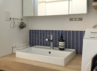 洗面台を造作してを掃除ラクに。半埋め込み型ボウル＆一体型の水栓で見栄えよし