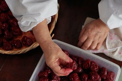 82歳・梅おばあちゃんが現役で仕事を続ける理由。「若い頃よりも今の方が元気」