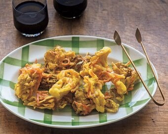 マイタケとベーコンのカレーフリット。衣に炭酸水でサクッ