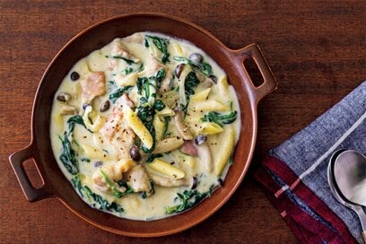 フライパン1つで完成する「鶏とホウレンソウのシチュー」。マカロニを入れて食べごたえ満点：山本ゆりさんレシピ