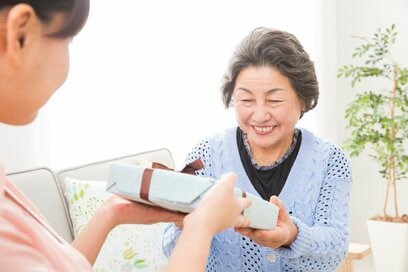 帰省シーズン「高齢親への手土産」選びのコツ。キレイな缶や箱ものを避ける理由
