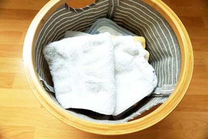 しまい込んだ新品タオルは「カゴ」にざっくり収納！エコで清潔な生活を