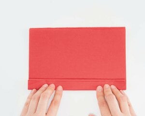 同サイズのお花紙を重ねて縦長に置く