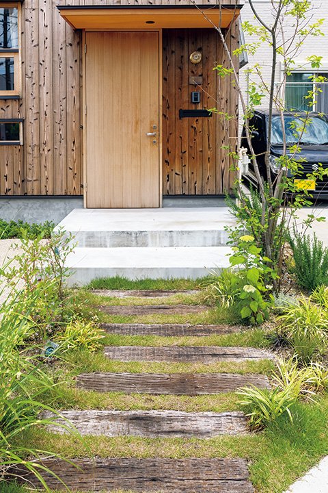 玄関へのアプローチ