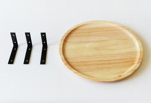 セリアの「アイアンブラケット」とナチュラルキッチンの「木製マルチトレイ」