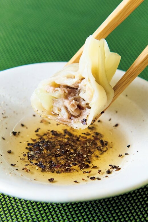 コショウを混ぜた酢にギョーザをつける