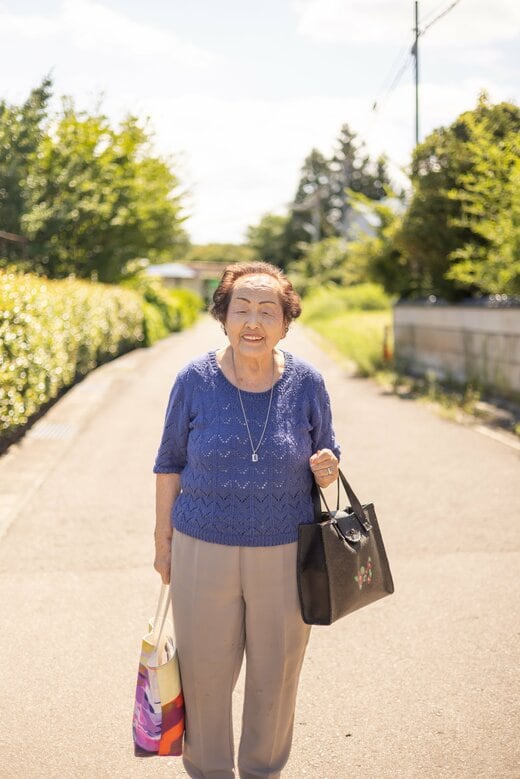 堀野さんが着ている青いニットは自作