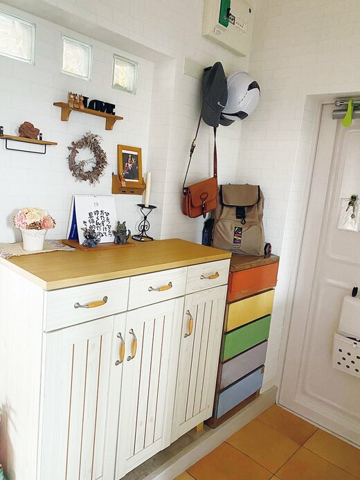 カラフルなチェストと天板が明るい茶色の白い靴箱