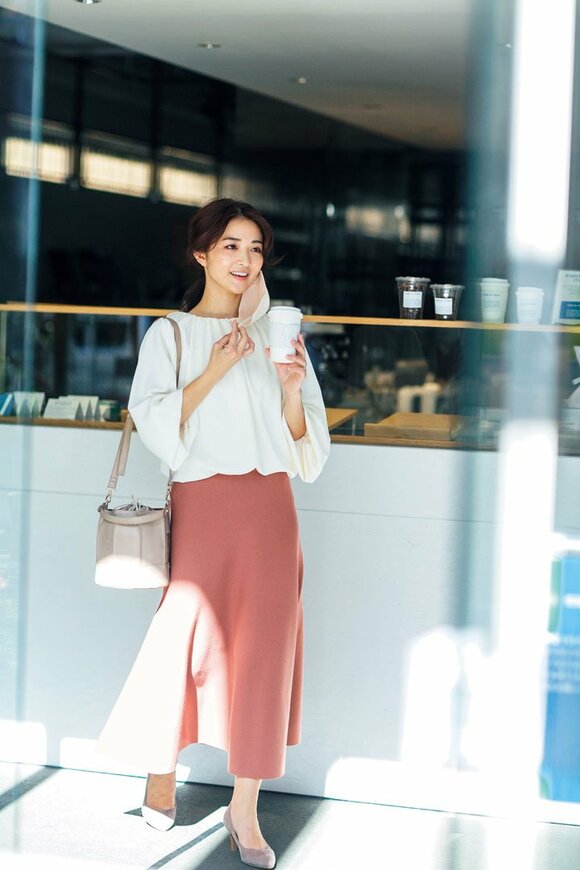 白シャツピンクスカート女性