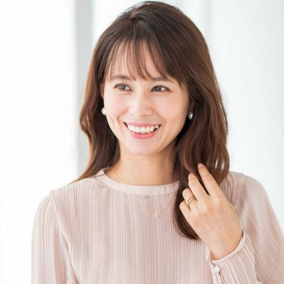 髪を触る女性