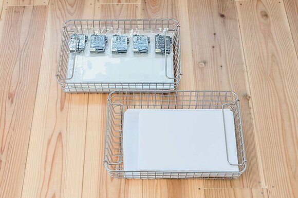 ワイヤカゴをスタッキングしてコピー用紙とインクをセット