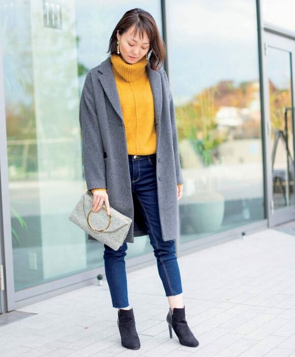 黄色ニット女性