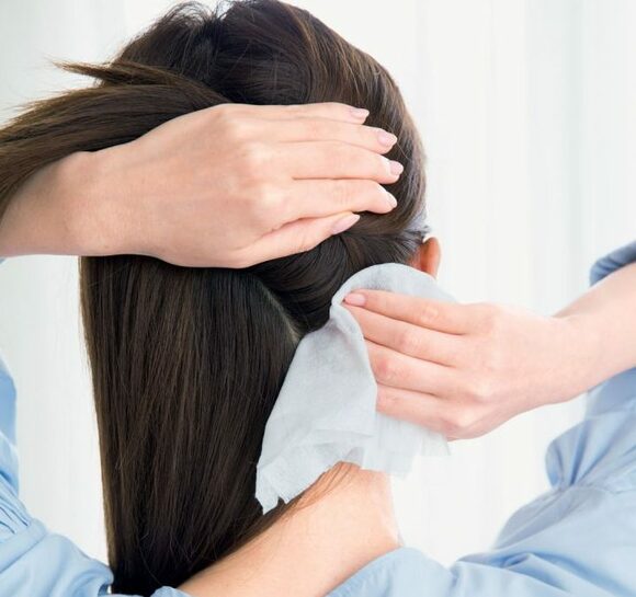 地肌をティッシュでふく女性