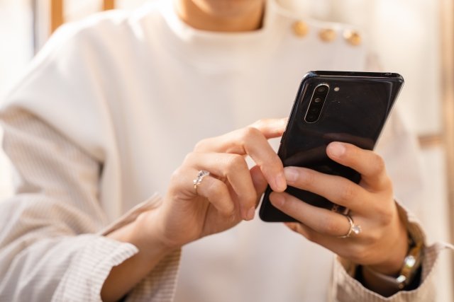 スマホをいじる