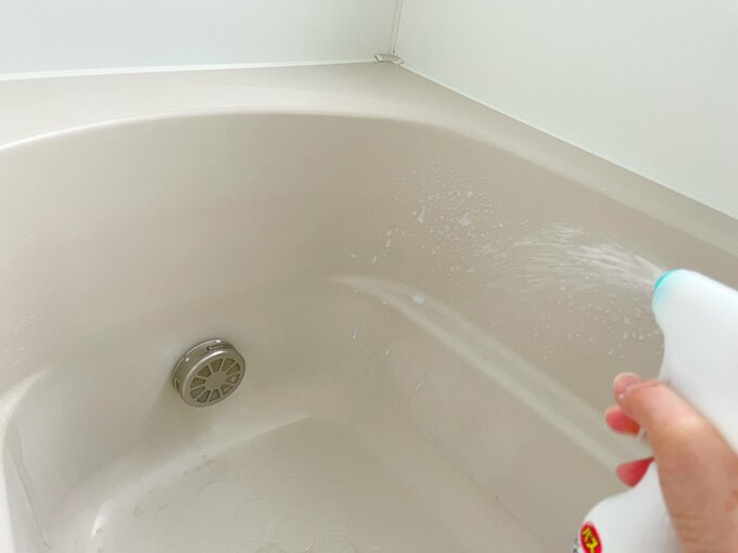 スプレーを吹きつけ