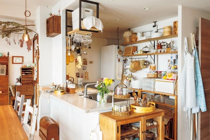 壁面にもたくさんのアイテムが飾られているダイニングキッチン