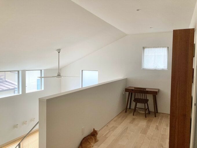 吹き抜けの窓には掃除の手が届かない？