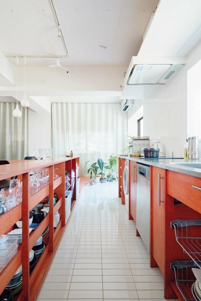 白いタイルの床