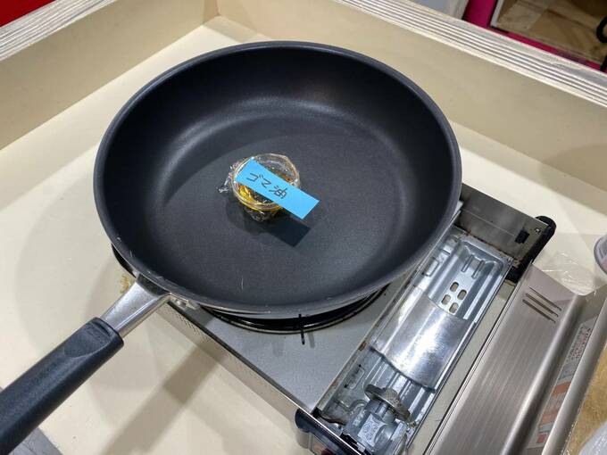 フライパンにごま油のラベルのついた入れ物
