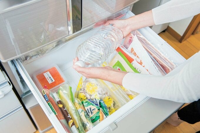 冷凍室奥にペットボトル