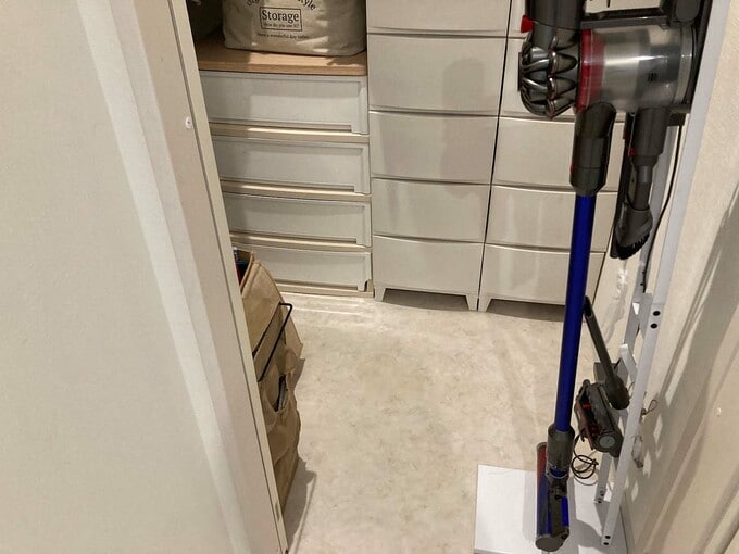 リビング近くのファミリークローゼット