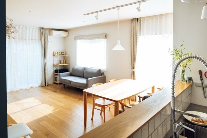 キッチンからリビングダイニングを見る