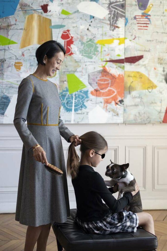 二女タカエちゃんの髪をブラッシングする中村さん