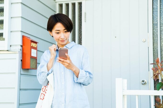 外出する40代女性