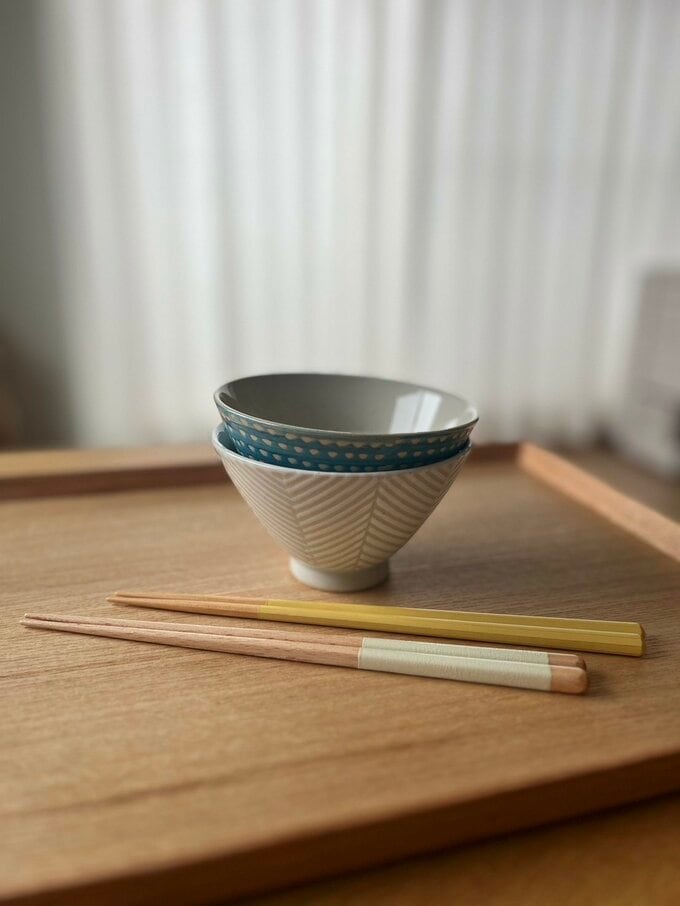 独立した子どもたちの食器