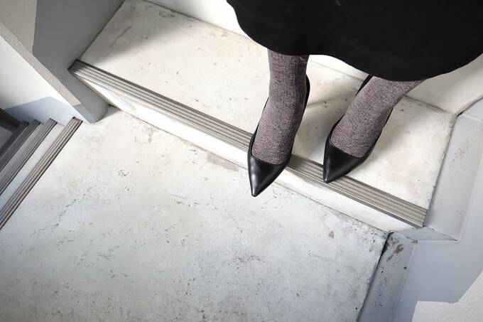 100デニール、暗めの杢(もく)グレーのリブタイツの例